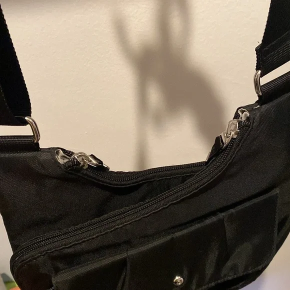 NWOT Baggallini RFID Cross City Bag in Black - Picture 6 of 11